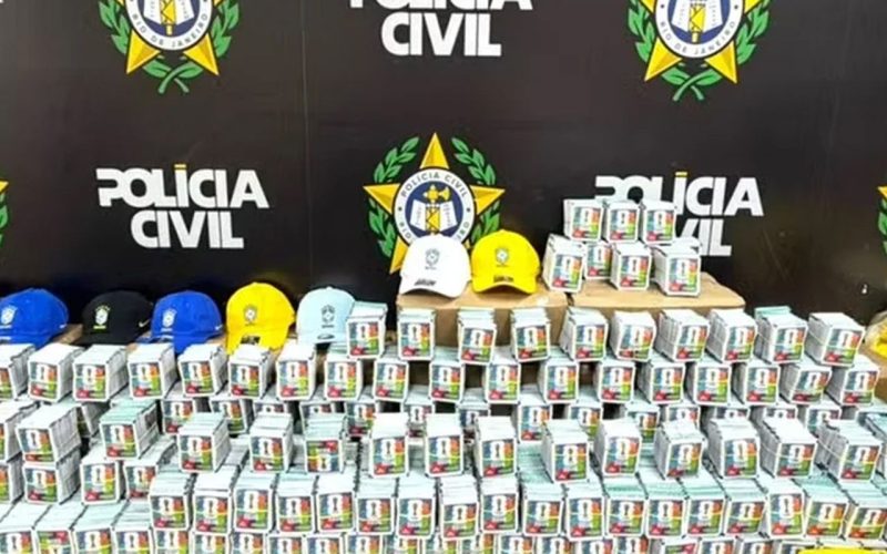 rj:-policia-apreende-mais-de-200-mil-figurinhas-falsificadas-da-copa