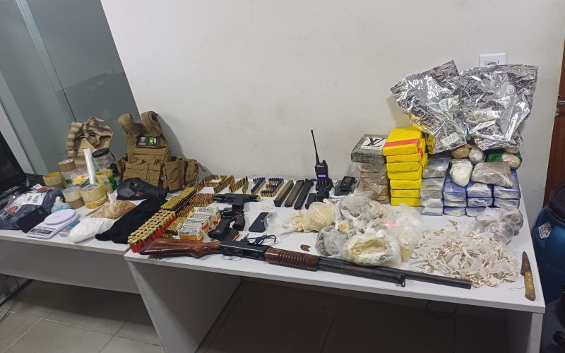 13o-batalhao-realiza-grande-apreensao-de-armas,-municoes-e-drogas-na-zona-rural-de-sao-mateus