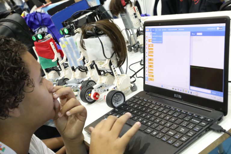 torneio-de-robotica-marca-primeiro-dia-da-feira-de-ciencia,-tecnologia-e-inovacao-de-cariacica