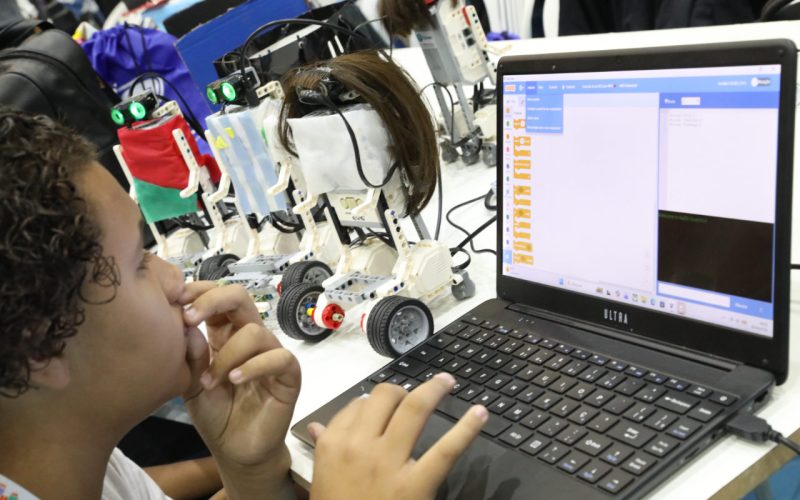 torneio-de-robotica-marca-primeiro-dia-da-feira-de-ciencia,-tecnologia-e-inovacao-de-cariacica