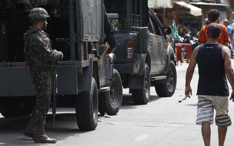 policia-faz-acao-para-cumprir-56-mandados-de-prisao-na-mare,-no-rio