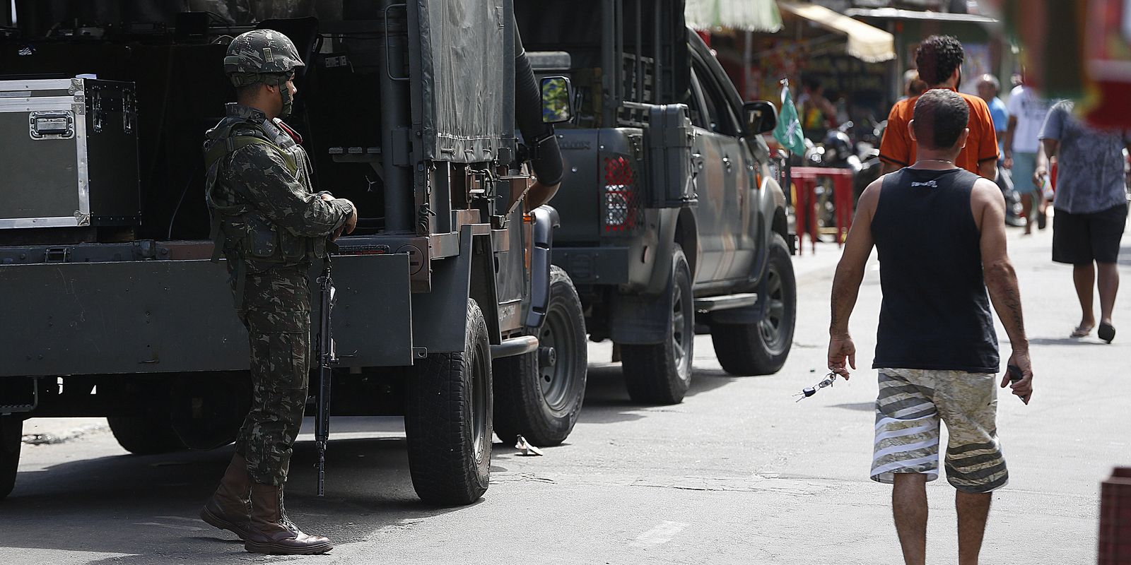policia-faz-acao-para-cumprir-56-mandados-de-prisao-na-mare,-no-rio