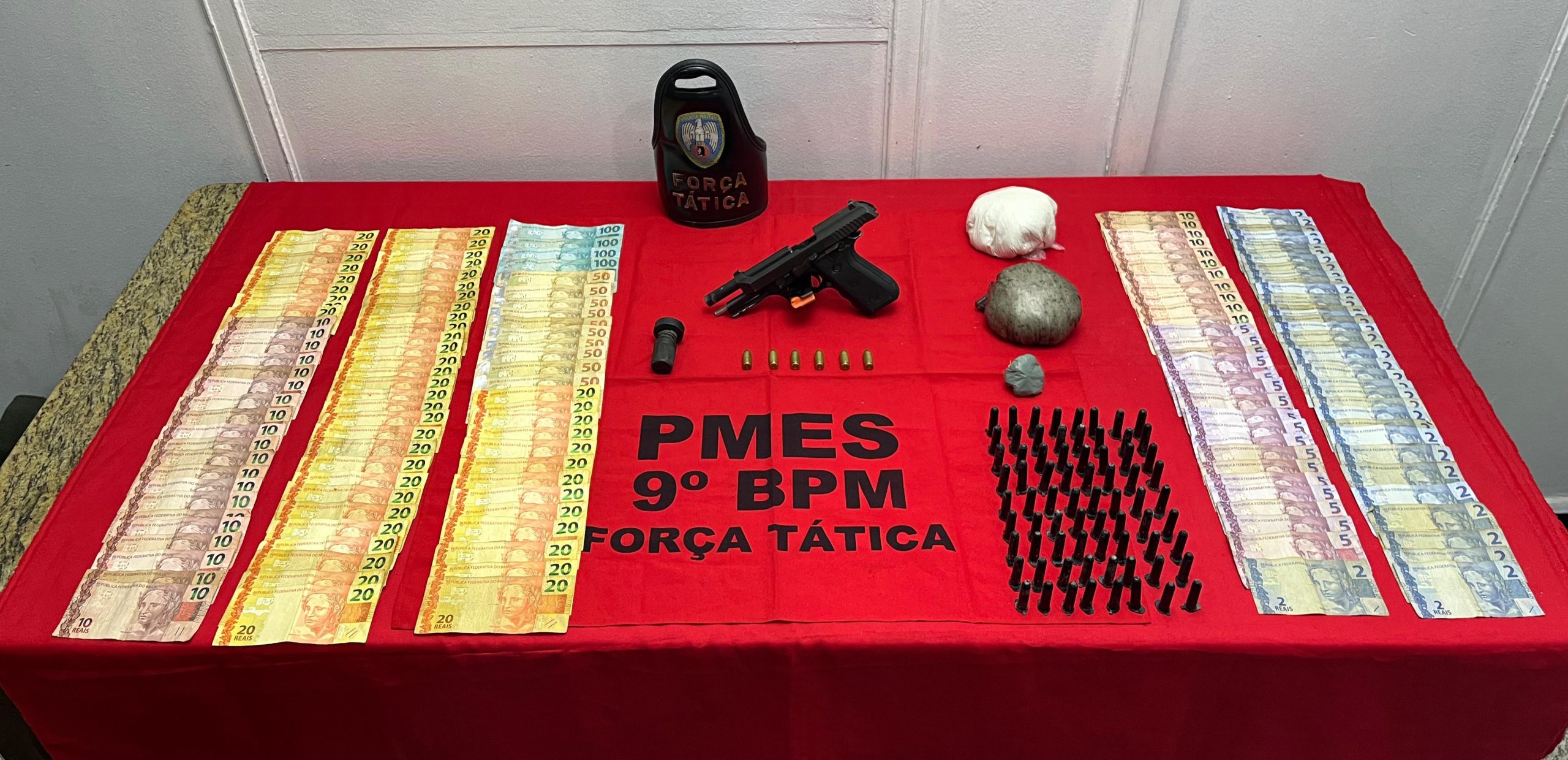 forca-tatica-do-9o-bpm-apreende-arma-e-drogas-no-bairro-zumbi