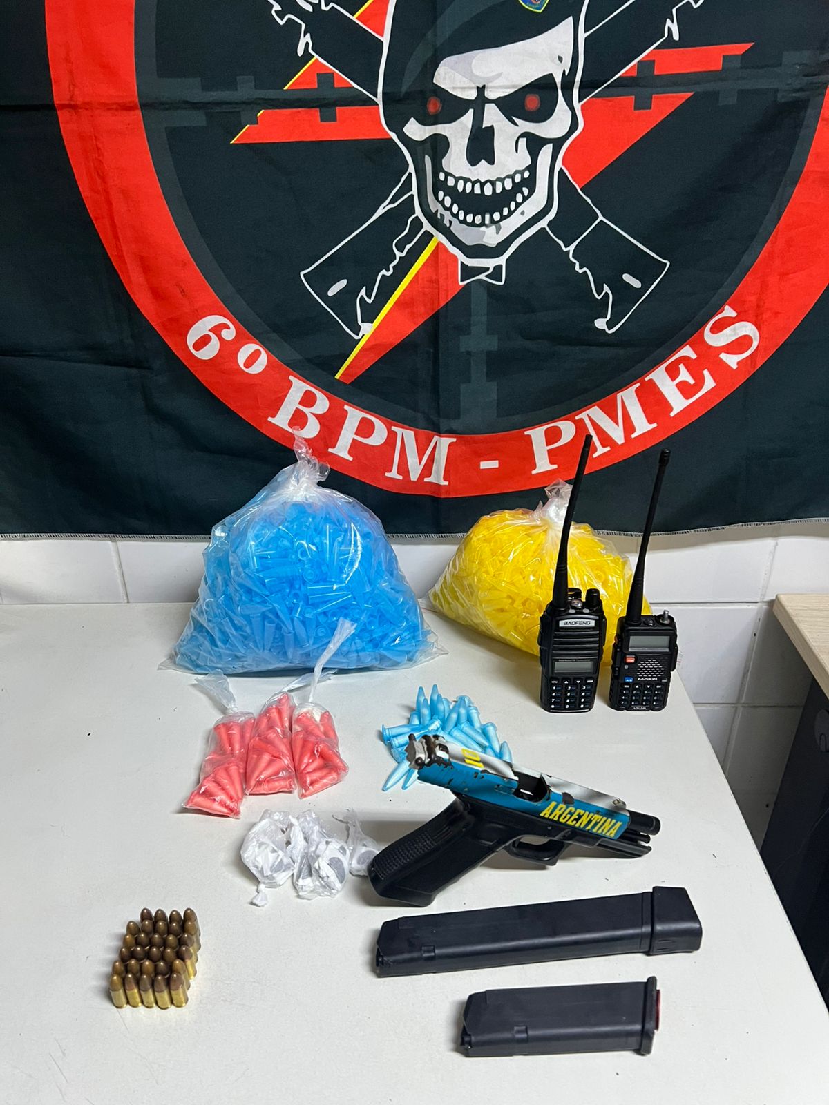 acao-da-forca-tatica-do-6obpm-resulta-na-prisao-de-suspeito-e-apreensao-de-arma-e-drogas