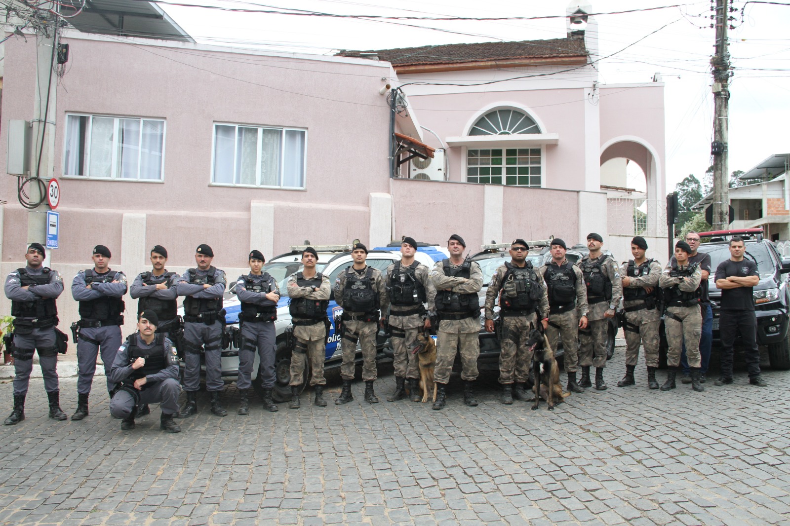 forca-tatica-da-15a-cia-apreende-drogas,-dinheiro-e-celulares-durante-operacao-em-mimoso-do-sul