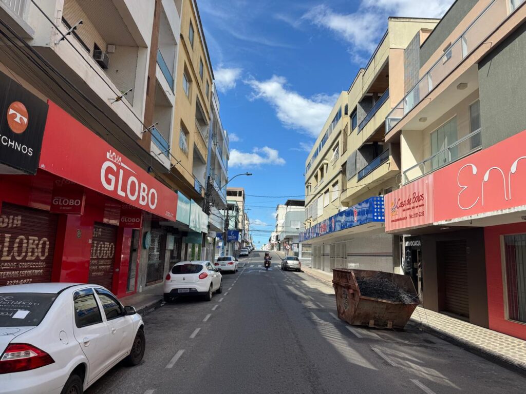avenida-do-centro-de-linhares-sera-interditada-neste-domingo-(21)-para-a-retirada-de-fios-inutilizados