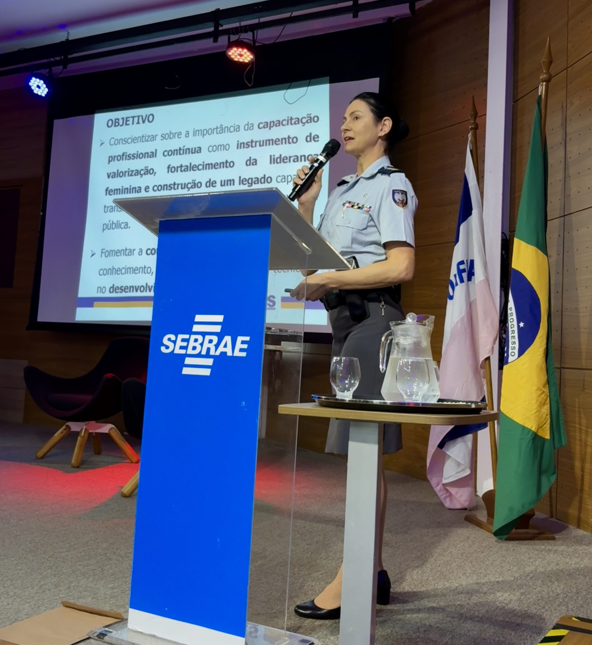 primeira-mulher-comandante-da-apmes-ministra-palestra-sobre-lideranca-feminina-durante-o-1o-congresso-estadual-de-mulheres-na-seguranca-publica