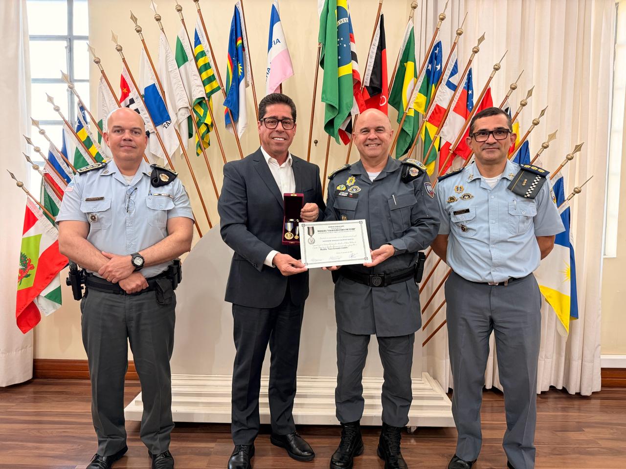 policia-militar-entrega-medalha-vasco-fernandes-coutinho-ao-deputado-estadual-marcelo-santos