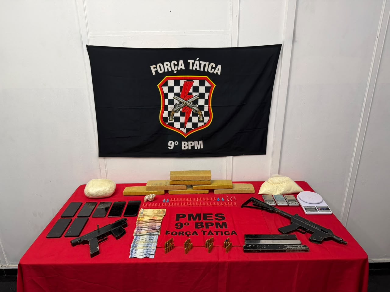 9o-batalhao-da-policia-militar-realiza-duas-apreensoes-de-drogas-e-armas-em-cachoeiro-de-itapemirim