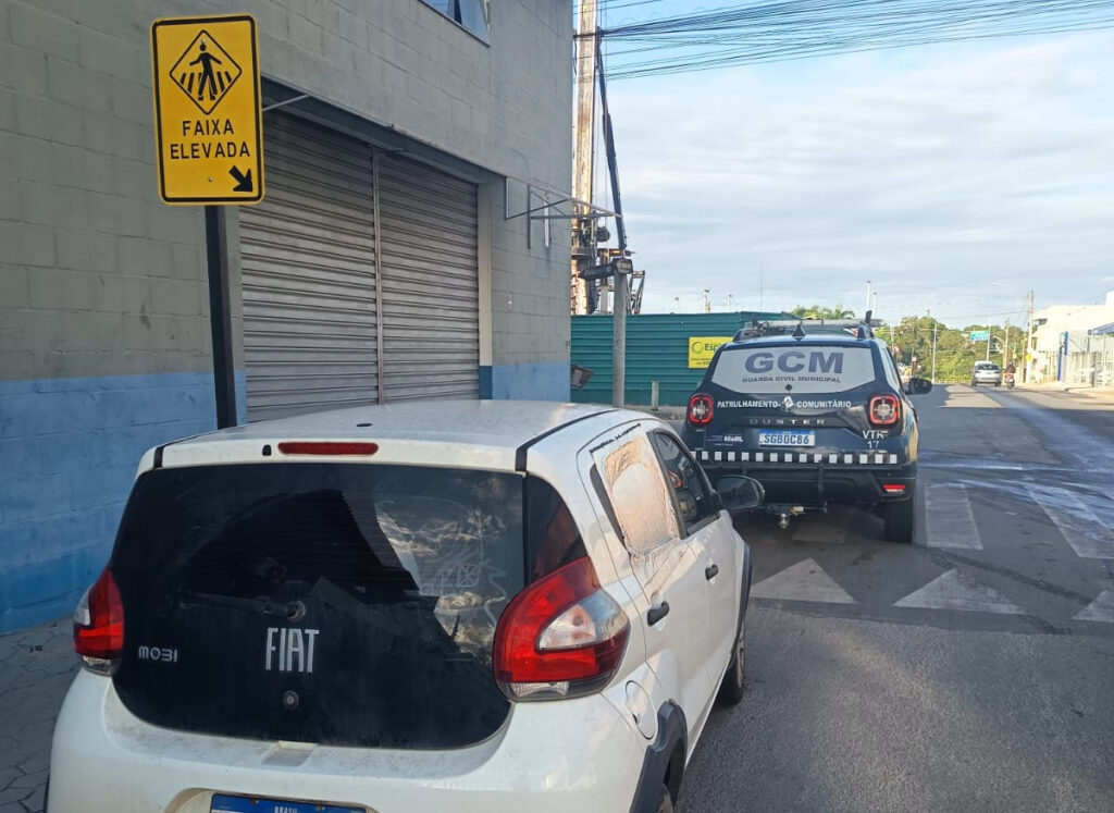 cerco-eletronico-leva-gcm-ate-carro-com-registro-de-roubo-no-bairro-interlagos-em-linhares