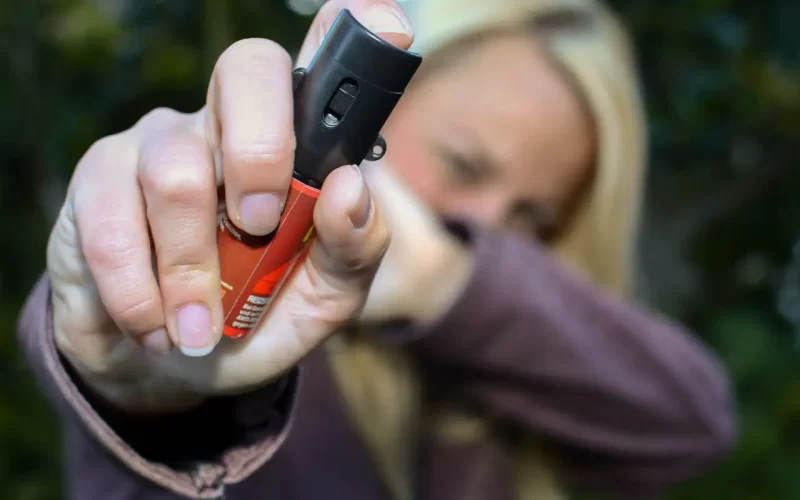 mulheres-podem-comprar-e-usar-spray-de-pimenta-para-defesa-pessoal