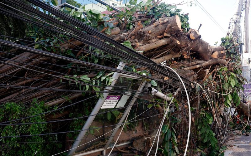 mais-de-200-mil-continuam-sem-energia-no-rio-apos-vendaval