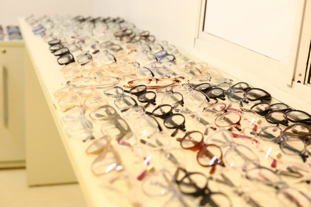 cerca-de-120-pacientes-escolhem-armacoes-de-oculos-gratuitamente-em-linhares