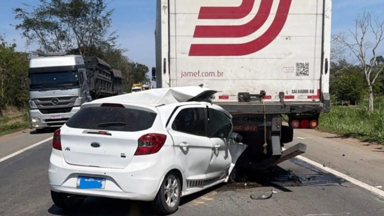 Motorista fica ferido após carro bater na traseira de caminhão na BR-101, em Linhares