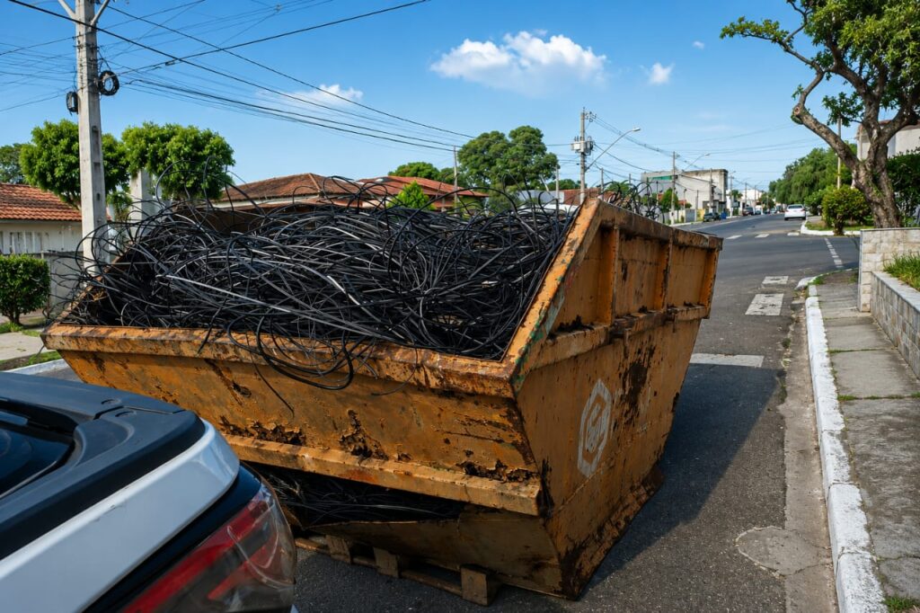 linhares-retira-quase-2-toneladas-de-fios-em-desuso-durante-acao-de-higienizacao-no-interlagos