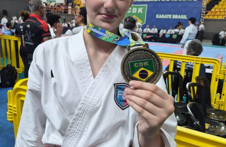 atleta-de-linhares-conquista-duas-medalhas-e-garante-vaga-na-final-do-brasileiro-de-karate