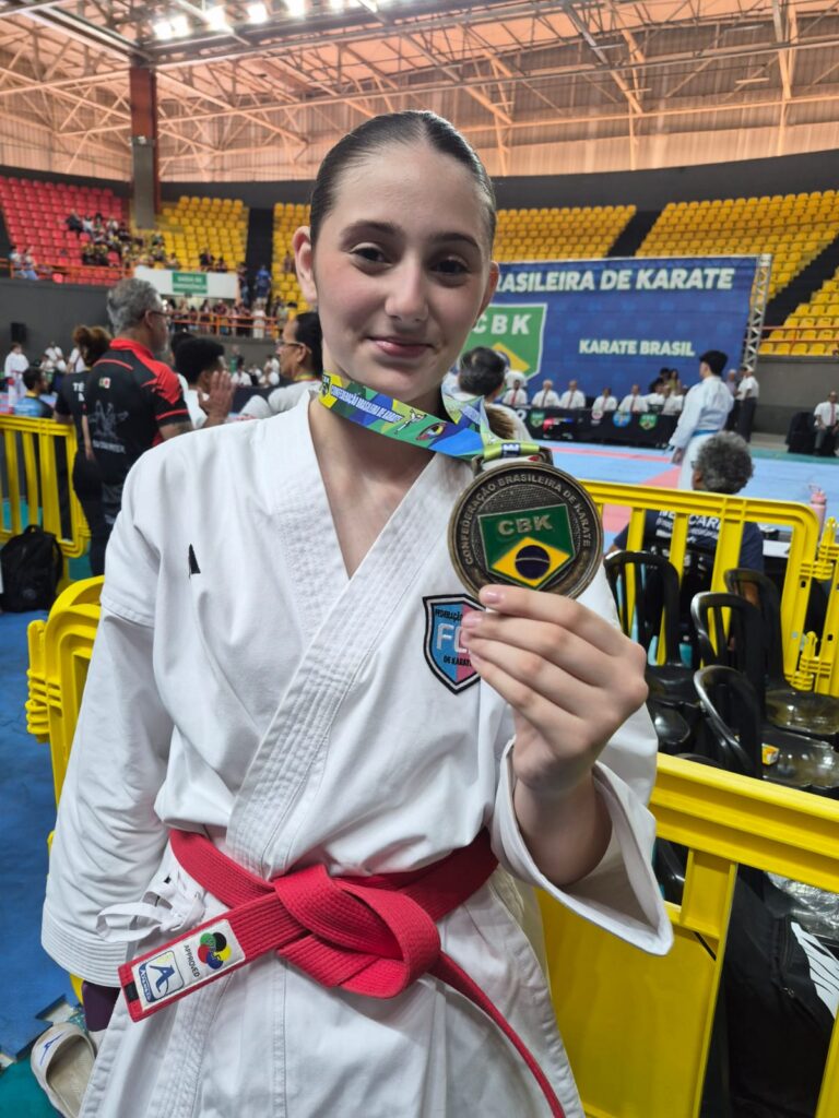 atleta-de-linhares-conquista-duas-medalhas-e-garante-vaga-na-final-do-brasileiro-de-karate