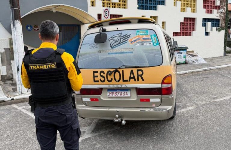 detro-reforca-fiscalizacao-em-frente-as-escolas-de-linhares-e-flagra-estacionamento-irregular