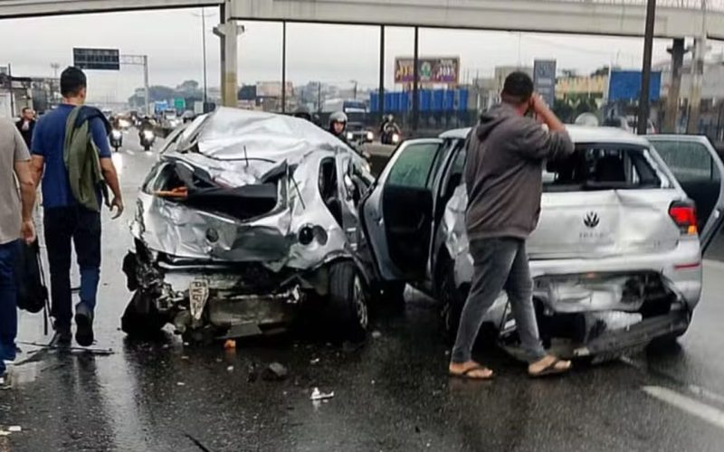 motorista-infarta-e-engavetamento-de-20-veiculos-deixa-feridos-no-rio